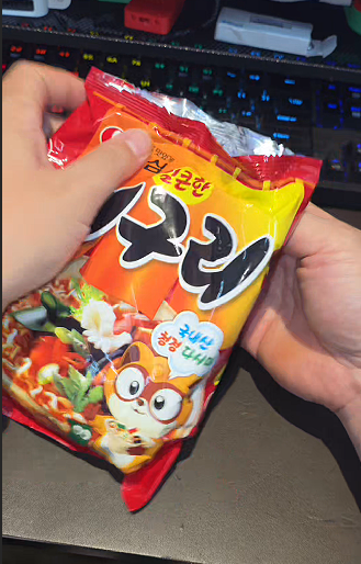 Bboggeul-i — Korean instant ramyun cooked inside its own bag with chopsticks clamping it shut