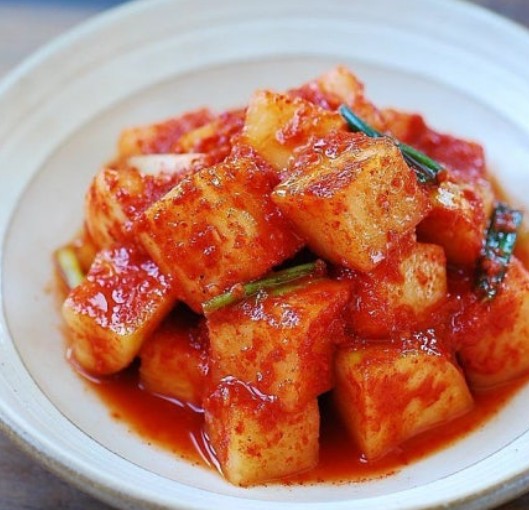 Kkakdugi — crunchy cubed radish kimchi