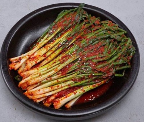 Pa kimchi — pungent whole-green-onion kimchi