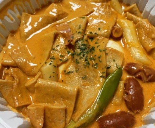 Rose tteokbokki — pink cream-and-gochujang sauce over chewy rice cakes